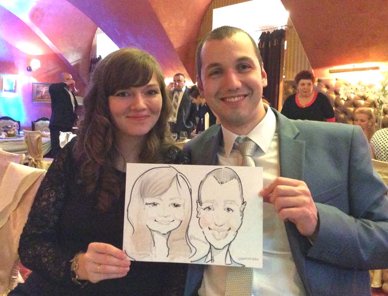 парочка показывает свой шарж в ресторане Ренессанс