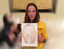 Соня позирует шаржисту,