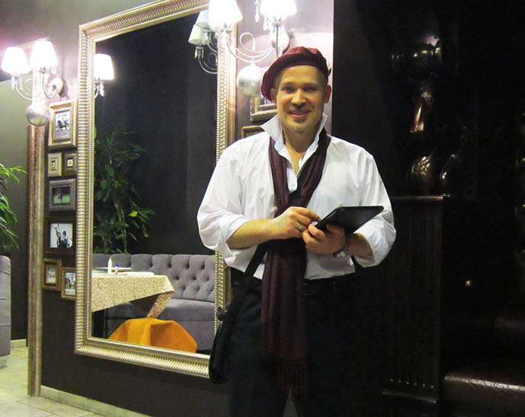 шаржист рисует на празднике в Несвиже