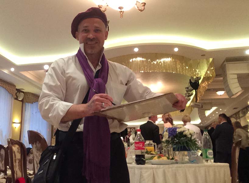 шаржист рисует шаржи на корпоративе в Панском Маентаке на свадьбе