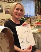 девушка блондинка демонстрирует свой шарж