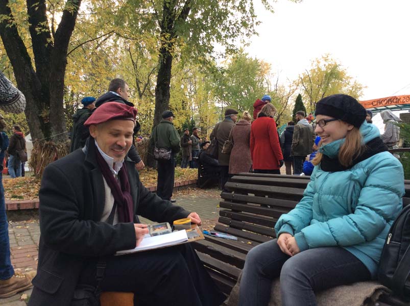 шаржист Михаил Шабалин рисует шаржи на Кельтском празднике