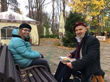 шаржист Мишель рисует шаржи в ботаническом саду Настю