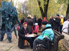 шаржист Михаил Шабалин рисует  Настю на корпоративе