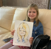 Настя держит свой шарж в санатории 