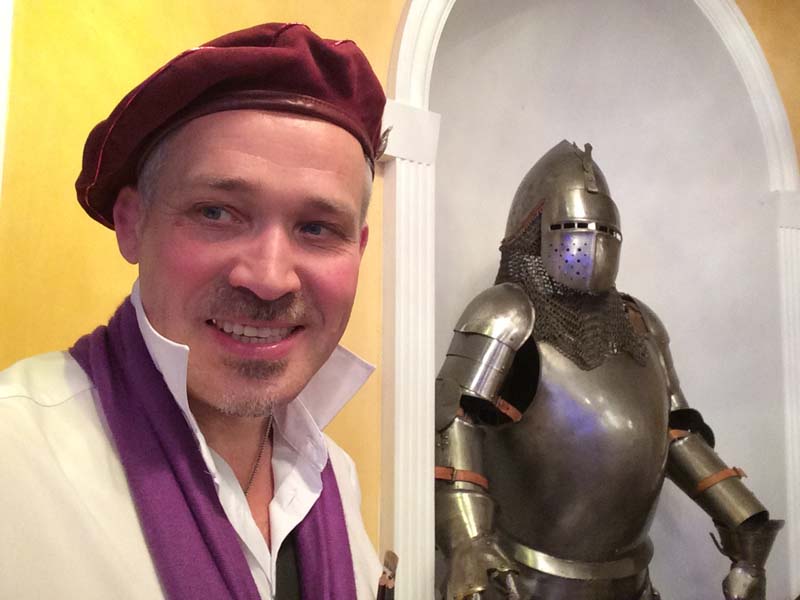 Михаил Шабалин рисует шаржи на свадьбе в Новом Несвиже