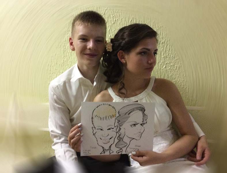 Маша Бобрович с медалистом держит шарж