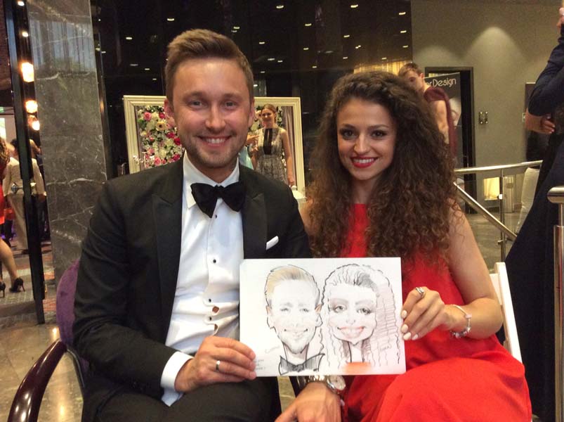 Сергей Лапковский с девушкой держат шарж