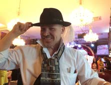  шаржист Михаил Шабалин и свадебный торт